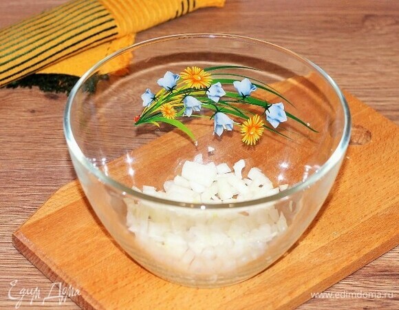 Приготовим начинку. Очищенный репчатый лук нарезаем мелким кубиком.
