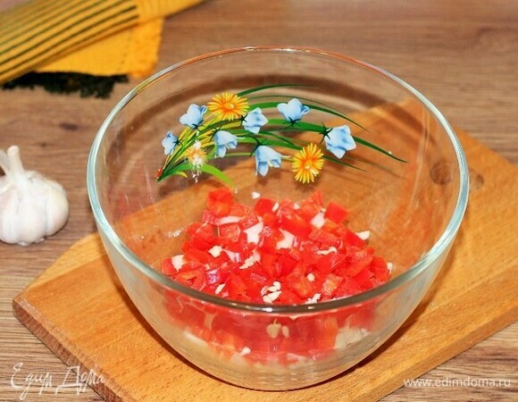 Красный перец очищаем от семян и хвостика, мелко нарезаем. Добавляем измельченный чеснок.