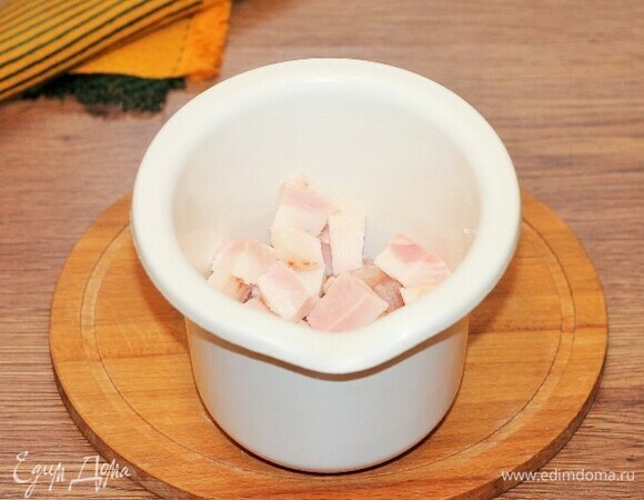 Филе индейки нарезаем кубиками. Выкладываем кусочки мяса и нарезанный бекон в чашу блендера и измельчаем.