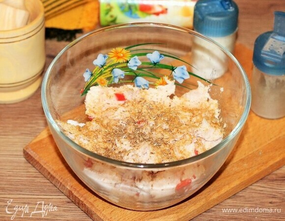 Добавляем к нарезанным овощам мясной фарш и пряности, солим и перчим, перемешиваем.