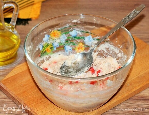 Затем добавляем 1 ст. л. растительного масла и вновь перемешиваем. Начинка для баклажанов готова!