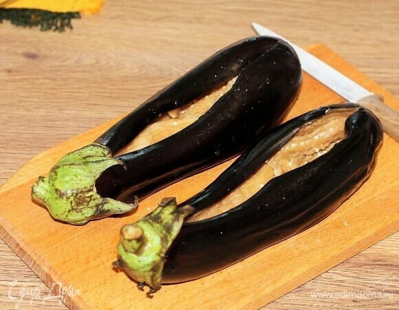 Надрезаем сверху баклажаны. Семена удаляем по желанию.