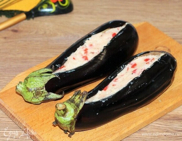 Заполняем баклажаны начинкой.