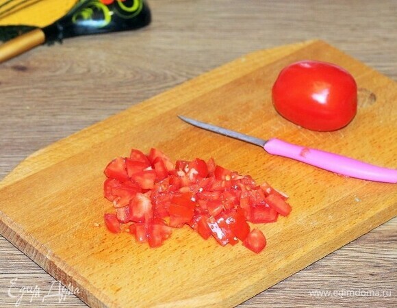 Приготовим соус. Помидор нарезаем мелким кубиком.