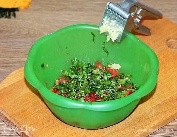 Добавляем измельченные чеснок и зелень, молотый кориандр и перемешиваем.