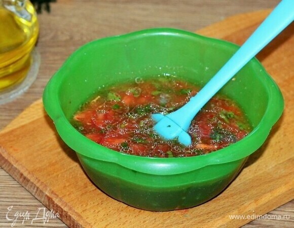 Затем добавляем 200 мл воды, томатную пасту и растительное масло, солим и перчим, перемешиваем. Соус готов!