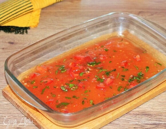 Немного соуса наливаем на дно формы.