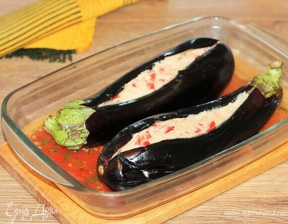 Кладем в форму баклажаны.