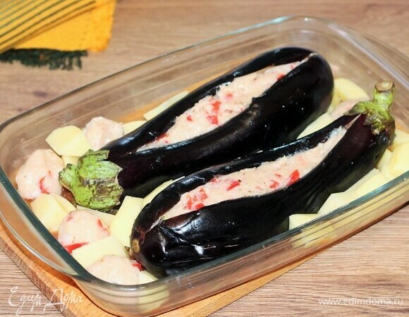 Если осталась начинка, скатываем ее в небольшие шарики. Очищенный картофель нарезаем дольками и укладываем в форму, чередуя с мясными шариками.