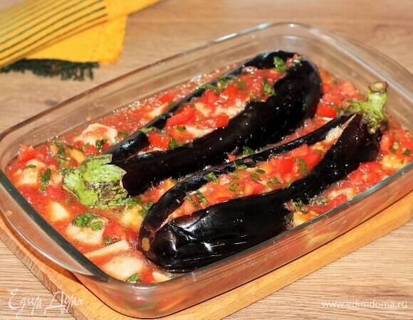 Заливаем баклажаны соусом.