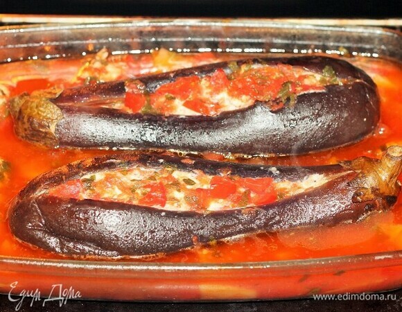 С формы снимаем фольгу, посыпаем баклажаны тертым сыром и на 2 минуту возвращаем в духовку.