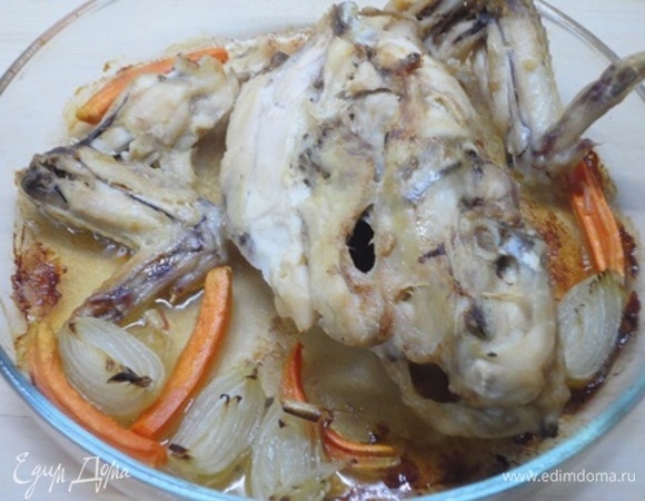 Для бульона по желанию можно брать целую курицу, нарезанную на куски или, как у меня, только каркас. Блюдо для запекания смазать нейтральным растительным маслом. Выложить каркас курицы, лук, нарезанный на четыре части, крупно нарезанную морковь, смазать все растительным маслом. Поставить в разогретую до 200°C духовку и запекать около 30–40 минут, пока курица и овощи не подрумянятся. Именно запекание курицы перед варкой бульона придает золотистый оттенок бульону и отменный вкус, а также аромат запеченного мяса.