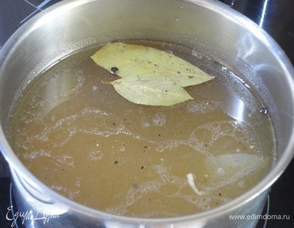 Процедить бульон через мелкое сито. 1 литр бульона нам понадобится для приготовления супа на четыре порции. Если вы не будете готовить на большее количество порций, оставшийся бульон можно заморозить и использовать позже. Травы, специи и соль залить 1 литром кипящего бульона. Оставить на 10 минут.