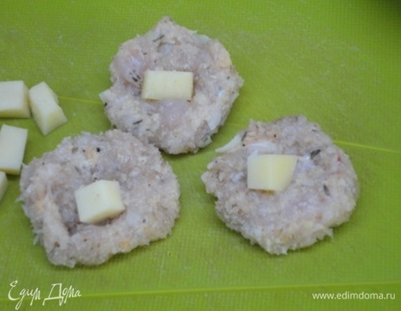 Тем временем приготовить фарш. Мясо и лук смолоть в мясорубке. Сухари залить молоком, перемешать, оставить на 10 минут, затем добавить к фаршу. Посолить, поперчить, добавить сухой тимьян. Перемешайте тщательно фарш. Сыр (у меня камамбер) нарежьте небольшими кусочками. Из фарша сформируйте лепешку, посередине разместите камамбер и залепите. Готовые фрикадельки отварить до готовности в кипящей подсоленной воде небольшими порциями. Готовые фрикадельки разложить по тарелкам.