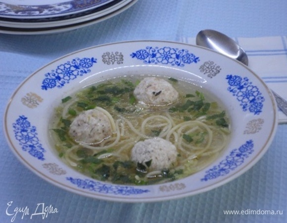 Лапшу тоже отварить до готовности в большом количестве подсоленной воды. Слить воду, лапшу разложить по тарелкам. Залить ароматным бульоном, предварительно процедив его. При подаче суп посыпать свежей зеленью петрушки.