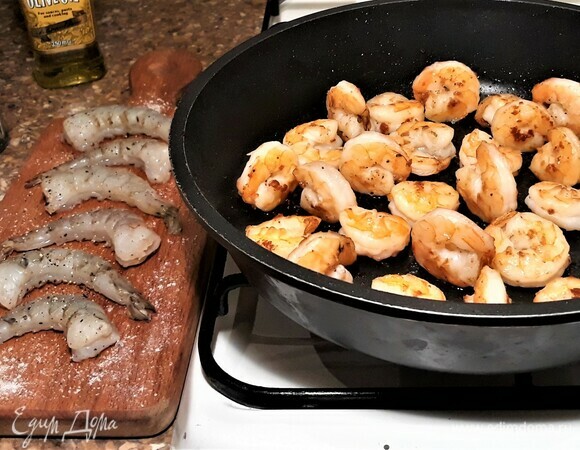 Для соуса к креветкам смешайте в кастрюле сахар с соевым соусом, доведите до кипения, варите на среднем огне 5 минут. Добавьте сок лайма, перемешайте и остудите. Освободите креветки от панциря, надрежьте спинку по центру вдоль, удалите темную кишечную вену. Посолите и поперчите креветки, обжаривайте в масле на сильном огне 3 минуты. Заправьте соусом.