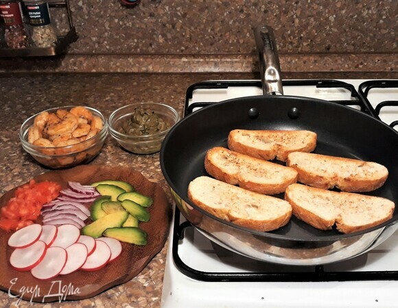 Хлеб нарежьте ломтиками толщиной 1,5 см. Обжарьте с двух сторон на сковороде, слегка смазанной растительным маслом.