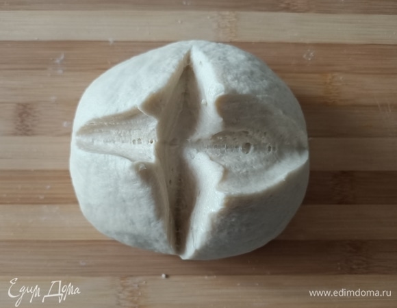 В теплом молоке развести дрожжи, добавить соль, сахар и семена ванили. Соединить два вида муки, добавить молоко и масло комнатной температуры, замесить тесто.