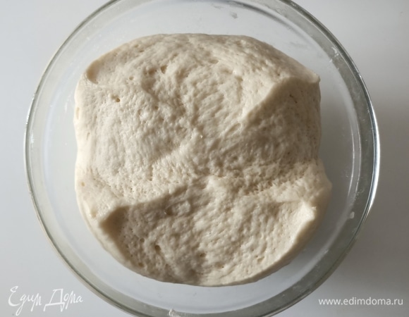 Переложить тесто в глубокую миску, накрыть пищевой пленкой и дать постоять примерно 1,5–2 часа при комнатной температуре. За это время тесто увеличится в объеме.