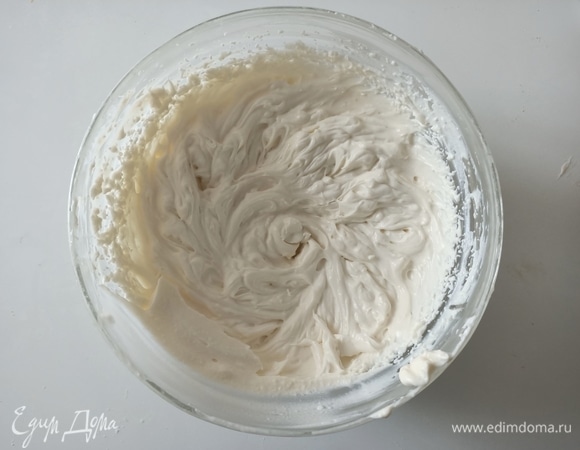 Рикотту взбить с сахарной пудрой, затем добавить маскарпоне и взбивать крем еще недолго. Готовый крем накрыть пищевой пленкой и поставить в холодильник до использования. Для приготовления крема рикотту можно заменить на творог (не сухой), пропустив его несколько раз через сито для более нежной и воздушной консистенции.