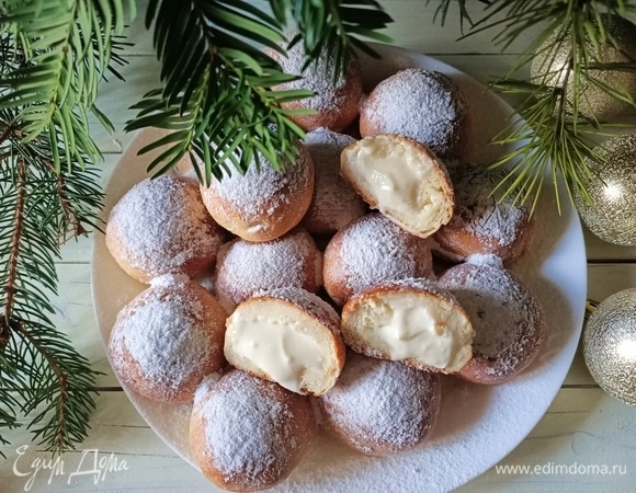 Готовые мини-булочки охладить и начинить кремом, предварительно переложив его в кондитерский мешок с тонкой длинной насадкой. Перед подачей щедро посыпать сахарной пудрой. Приятного аппетита!