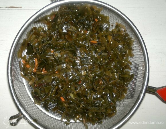 Для приготовления салата я использовала салат из маринованной морской капусты. Морскую капусту откинуть на сито и слить жидкость, затем обсушить бумажным полотенцем.