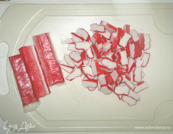 Три палочки отложить для украшения, остальные нарезать тонкими ломтиками.