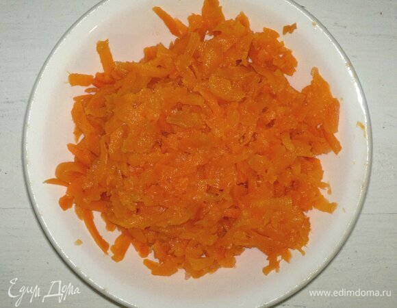 От одной моркови отрезать небольшой кусочек для украшения, остальную морковь натереть на крупной терке.
