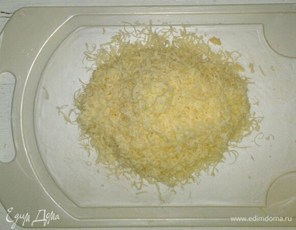 Сыр натереть на мелкой терке.