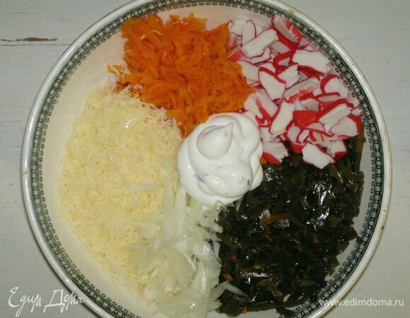 Добавить майонез, перемешать.