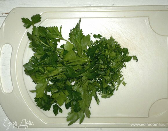 Петрушку вымыть, обсушить, мелко нарезать. Каждую крабовую палочку разрезать поперек пополам, это будут «свечки». Из моркови вырезать небольшие кусочки, по форме похожие на пламя. Из остальной моркови вырезать полоски по спирали. Из помидоров черри сделать «цветы».