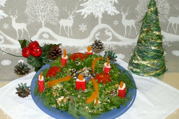Салат посыпать сверху нарезанной петрушкой. Украсить подготовленными ингредиентами. «Рождественский венок» готов! Подать его к праздничному столу. Приятного аппетита! С наступающим Новым годом!