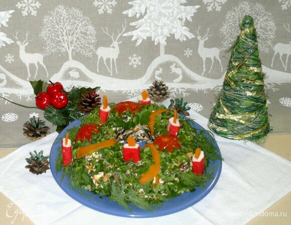 Салат посыпать сверху нарезанной петрушкой. Украсить подготовленными ингредиентами. «Рождественский венок» готов! Подать его к праздничному столу. Приятного аппетита! С наступающим Новым годом!