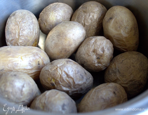 Картофель отварить в мундире, посолить. Можно сделать заранее.