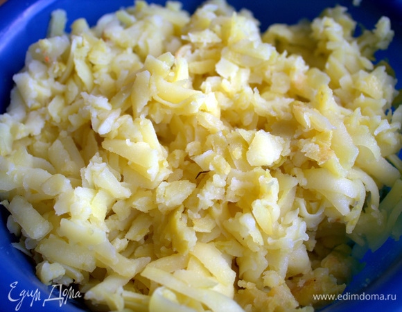 Охладить, натереть крупно.