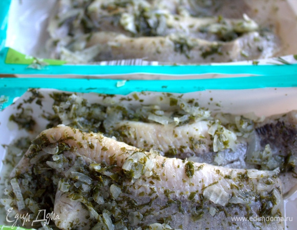 Сельдь малосольная с зеленью и луком, совсем без масла. Если берете в масле, промакните филе бумажным полотенцем.