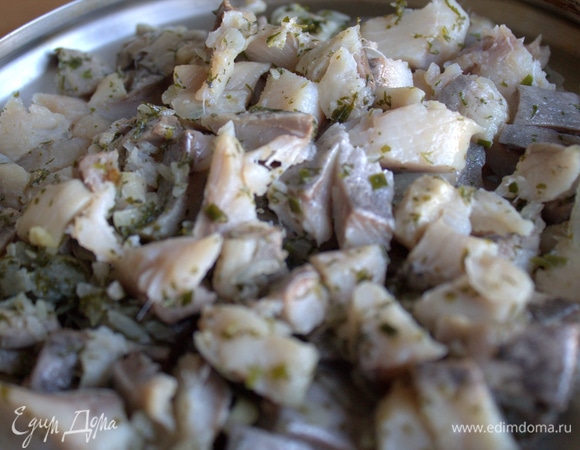 Нарезать мелко и достать косточки.