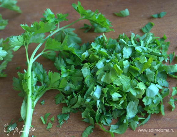 Из зелени я взяла петрушку, измельчила.