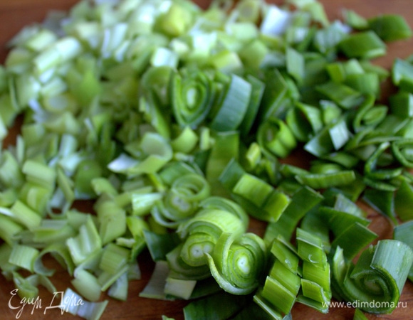 И лук-порей нарезать.