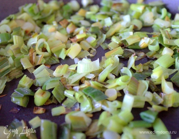 Порей слегка обжарить до мягкости.
