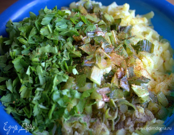 Пересыпать в картофель, добавить специи.