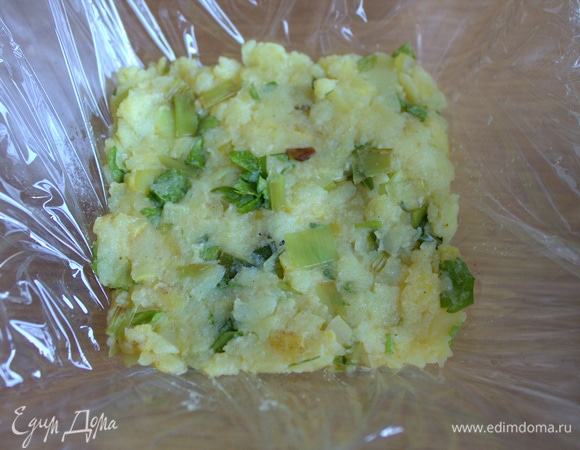 Стеклянный салатник застелить пищевой пленкой, на дно утрамбовать слой картофельный.