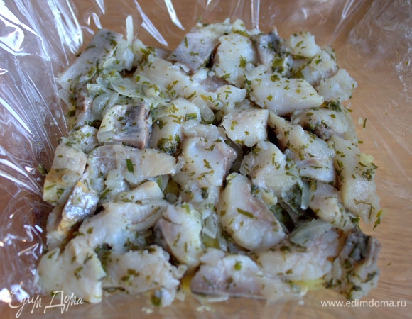 Второй слой — селедка, слегка прижать.