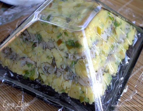 Утром или перед подачей снять пленку и перевернуть на плоскую тарелку.