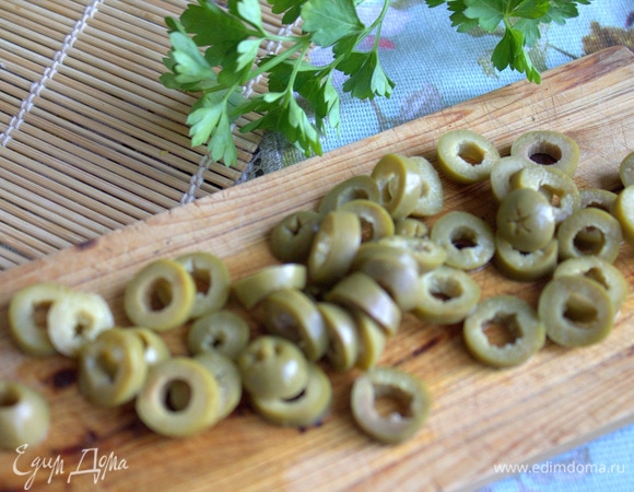 Нарезала оливки без косточек.