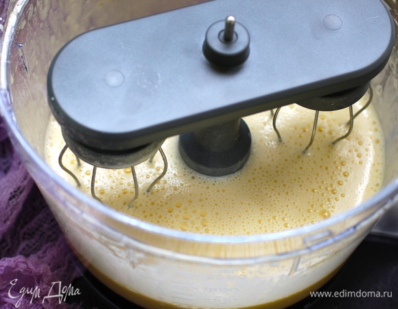 Желтки взбивать с сахаром 5–10 минут до увеличения в объеме в 2 раза и посветления массы. Добавить пшеничную муку и взбивать еще пару минут. Масло растопить.