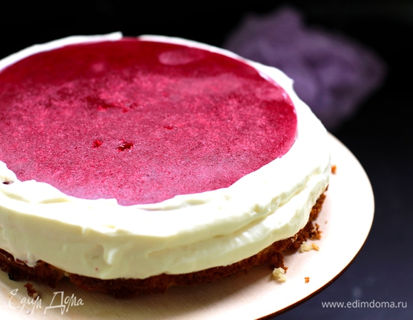 Для пропитки смешать ликер и кокосовое молоко. На подложку положить 1 ч. л. крема, чтобы закрепить торт, положить первый бисквит, слегка пропитать. Крем положить в кондитерский мешок без насадки, так его удобнее будет наносить. Выдавить немного крема на бисквит, положить конфи, вокруг конфи сделать бортик из крема, смазать сверху тонким слоем крема.