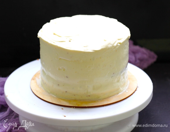 Далее положить второй бисквит, пропитать, смазать кремом. Третий бисквит собрать с конфи, как первый. Накрыть пропитанным четвертым бисквитом. Смазать торт густо кремом. Немного оставить для декорирования.