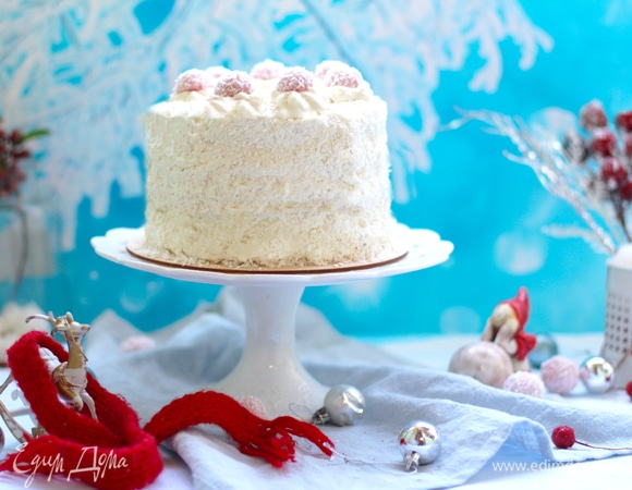 Густо посыпать бока стружкой. Отсадить сверху крем «звездочками», на них положить по половинке «Рафаэлло». Поставить в холодильник на 2 часа и более.