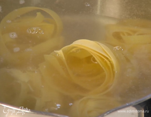 Феттучине отваривать в подсоленной воде на полторы минуты меньше, чем указано на упаковке, затем воду слить и сохранить.